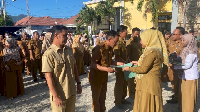 Inspektorat Gorontalo Serahkan SK Kenaikan Jabatan dan SK Pengukuhan Jabatan Pelaksana 20 Pegawai