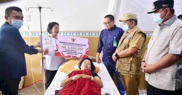 Kunjungi Korban Longsor Bastem Luwu,  Bahtiat Baharuddin Serahkan Santunan