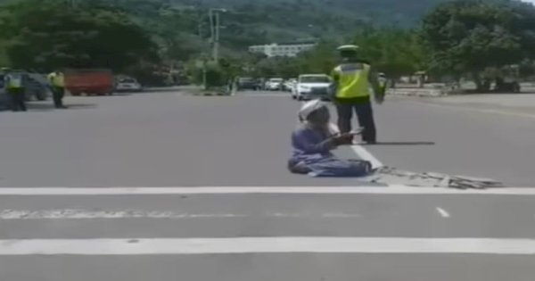 Viral Pria Berdoa di Tengah Jalan, Merasa Dizalimi Usai Motornya Ditilang 