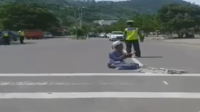 Seorang pria di Bima berdoa di tengah jalan karena tidak terima ditilang. (Foto: Instagram @memomedsos)