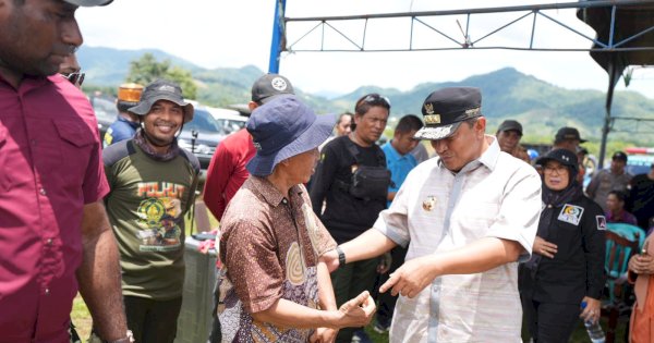 Pj Gubernur Sulsel Serahkan Bantuan Darurat dan Logistik Longsor di Kabupaten Luwu