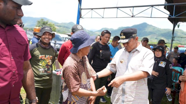 Pj Gubernur Sulsel Serahkan Bantuan Darurat dan Logistik Longsor di Kabupaten Luwu