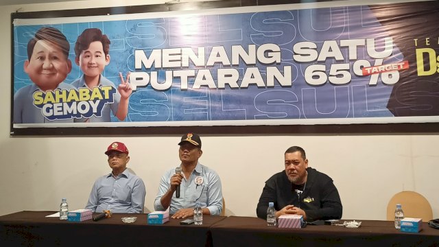 Ketua TKD Prabowo-Gibran Sulsel, Andi Damisnur (tengah) saat memberi keterangan pers, di Hotel Claro, Makassar, pada Kamis (1/2/2024). 