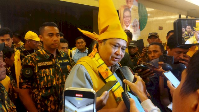 Ketua Umum Partai Golkar, Airlangga Hartarto usai mengikuti agenda konsolidasi kader dan caleg se-Sulsel, di Hotel Claro, Makassar, pada Kamis (1/2/2024). 