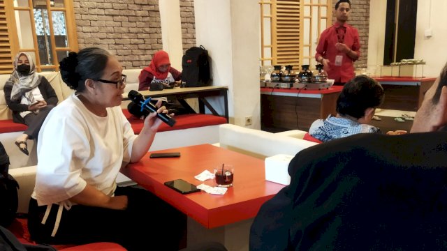 Guru Besar Unhas, Prof Triyatni saat memberikan pandangan dalam agenda diskusi Forum Dosen Sulsel yang digelar di Red Corner, Makassar (5/2/2024). 