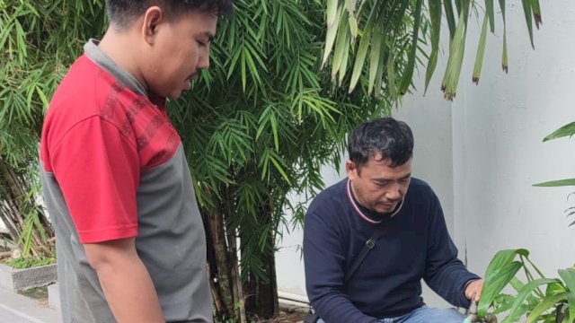 Tim dari PDAM Makassar melakukan pengecekan kadar air yang digunakan salah satu hotel yang diduga menggunakan air PDAM Makasar secara ilegal. 