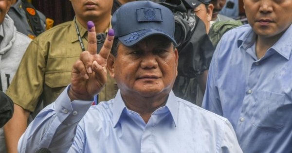 Prabowo Celupkan 2 Jari ke Tinta Usai Mencoblos di TPS 033