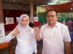 Indah dan Fauzi Nyoblos di TPS 06 Saptamarga, Ajak Masyarakat Kawal Demokrasi