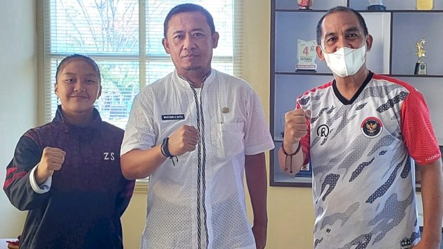 Kadispora Gorontalo, Wahyudin Katili (Tengah) bersama Atlet Karate PPLP Gorontalo, Zaskia Putri Salurante (Kiri) dan Pelatihan Karate PPLP Gorontalo, Ricky Dama (Kanan).