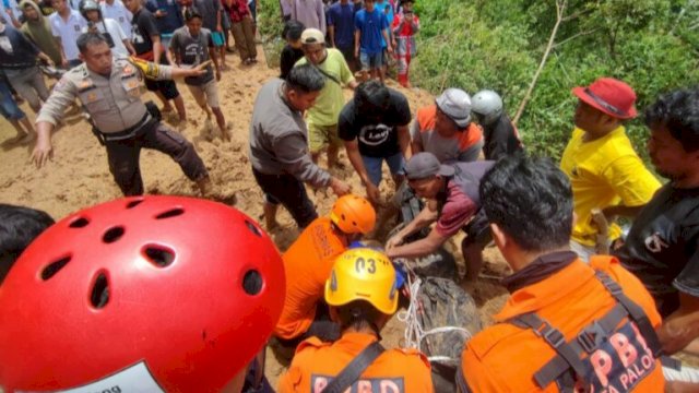 Tim SAR Gabungan saat mengevakuasi korban tanah longsor di Luwu, Sulsel, Senin (26/2/2024). (Foto: Basarnas Makassar )