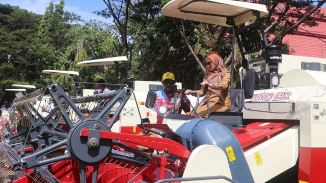 Pemda Luwu Utara Serahkan Combine Harvester Kepada 6 Kelompok Tani