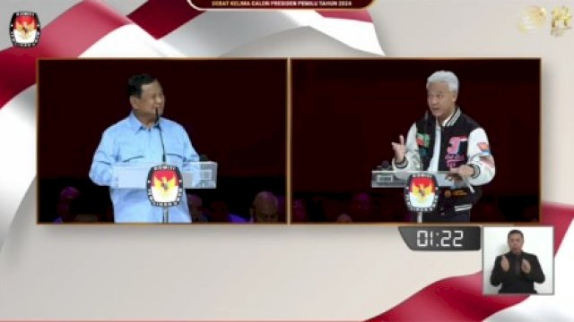Capres nomor urut 02, Prabowo Subianto dan Capres nomor urut 03 Ganjar Pranowo saat debat kelima Pilpres 2024 yang dilaksanakan KPU RI, Minggu (4/2/2024). 