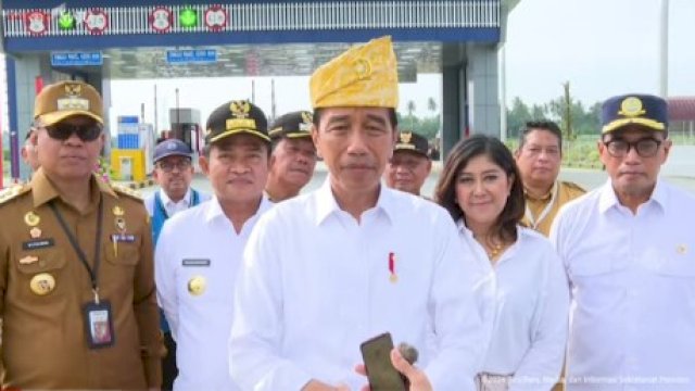 Presiden Joko Widodo usai meresmikan dua ruas Tol Trans-Sumatera di Kabupaten Batubara, Sumatera Utara, Rabu (7/2/2024). 