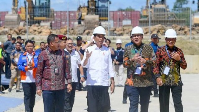 Presiden Jokowi saat meresmikan pabrik amonium nitrat PT Kaltim Amonium Nitrat, di Kota Bontang, Kalimantan Timur, Kamis (29/02/2024). 