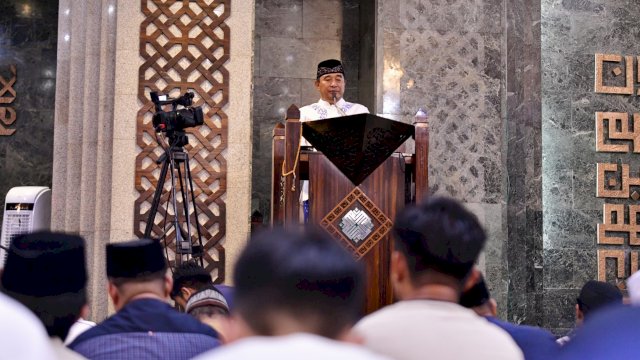 Bahtiar Baharuddin bersama keluarga melangsungkan salat tarawih Ramadan kedua di Masjid Al-Markaz Al-Islami, di Jalan Masjid Raya No.57 Makassar, pada Selasa (12/3/2024) malam. 