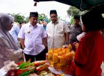 Safari Ramadan, Pj Gubernur Sulsel Serahkan Bantuan Sembako ke Keluarga Kurang Mampu di Maros