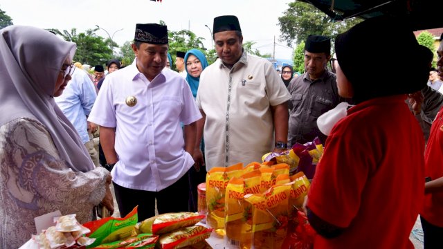 Safari Ramadan, Pj Gubernur Sulsel Serahkan Bantuan Sembako ke Keluarga Kurang Mampu di Maros