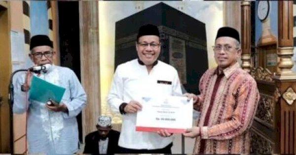 Sekwan DPRD Makassar Salurkan Dana Hibah Pemkot Makassar Sebesar Rp50 Juta ke Masjid Al Amin