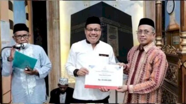 Sekwan DPRD Makassar Salurkan Dana Hibah Pemkot Makassar Sebesar Rp50 Juta ke Masjid Al Amin