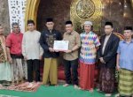 Sekwan DPRD Makassar Serahkan Dana Hibah Pemkot Makassar ke Takmir Masjid Jannatul Firdaus