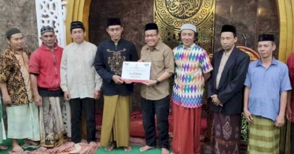 Sekwan DPRD Makassar Serahkan Dana Hibah Pemkot Makassar ke Takmir Masjid Jannatul Firdaus