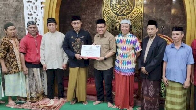 Sekwan DPRD Makassar Serahkan Dana Hibah Pemkot Makassar ke Takmir Masjid Jannatul Firdaus