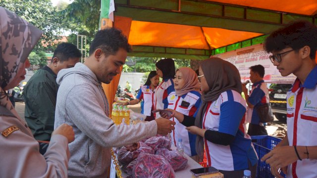 Plt. Sekretaris Jenderal Kementerian Pertanian (Sekjen Kementan) Prihasto Setyanto melepas secara resmi truk pengangkut Aksi Promosi Cabai Harga Petani.