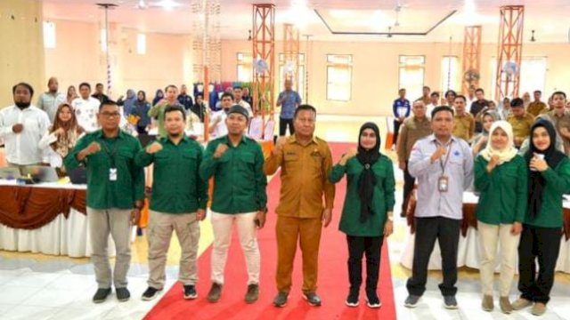 Plt. Assisten III Bidang administrasi Umum, Yosef Koton, saat membuka Bimbingan Teknis (Bimtek) pemanfaatan sertifikat elektronik kepada OPD lingkup Pemerintah Provinsi Gorontalo yang berlangsung di hotel Citra Ayu, Kabupaten Boalemo, Selasa (5/3/2024). Kegiatan ini diinisiasi oleh Dinas Kominfotik Provinsi Gorontalo.