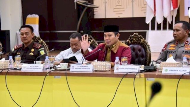 Suasana rapat Forkopimda diperluas yang dipimpin Penjagub Gorontalo Ismail Pakaya didampingi Kapolda Gorontalo, Kajati Gorontalo, Ketua DPRD Provinsi Gorontalo, bertempat di aula rumah jabatan, Selasa (5/3/2024).