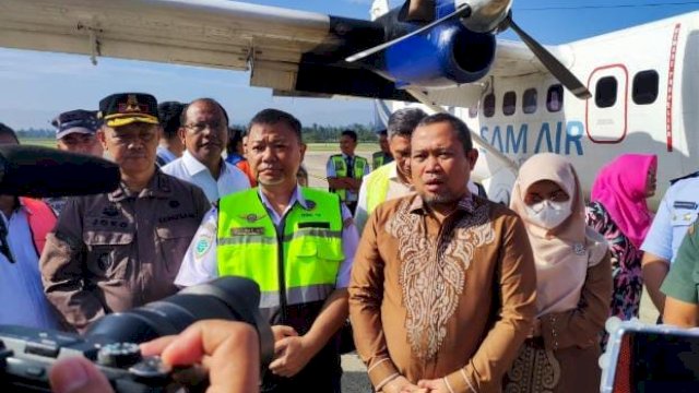 Penjagub Gorontalo Ismail Pakaya saat hadir pada penerbangan perdana angkutan udara perintis 2024 Koordinator Wilayah (Korwil) Gorontalo beberapa waktu lalu di Runway Bandara Djalauddin Gorontalo beberapa waktu lalu.