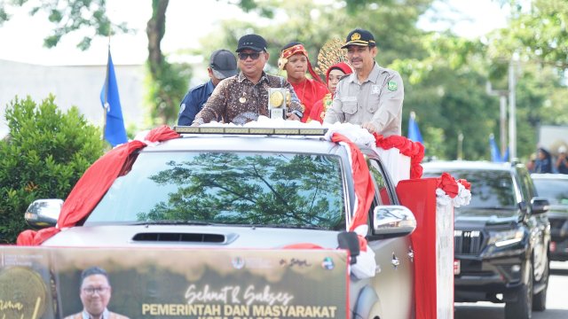 Pj. Wali Kota Palopo, Asrul Sani, SH., M.Si, menyambut arak-arakan piala Adipura tahun 2023, Kamis (07/03/2024).