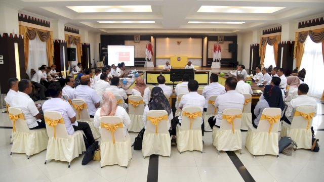 Suasana Rapim OPD Pemprov Gorontalo yang dipimpin oleh Penjagub Ismail Pakaya di aula rumah jabatan gubernur, Rabu (13/3/2024).