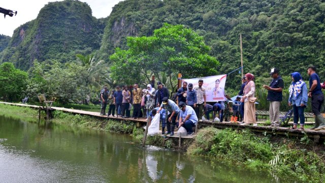 Lestarikan Kawasan Rammang-rammang, Bahtiar Baharuddin Tanam Sukun Hingga Tebar Benih Ikan 