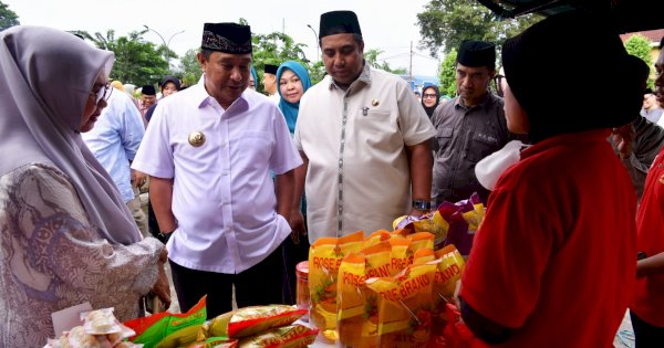 Safari Ramadan Pj Gubernur Bahtiar di Maros, Salurkan Bantuan Sembako, Tanam Pisang Cavendish dan Galakkan IB 