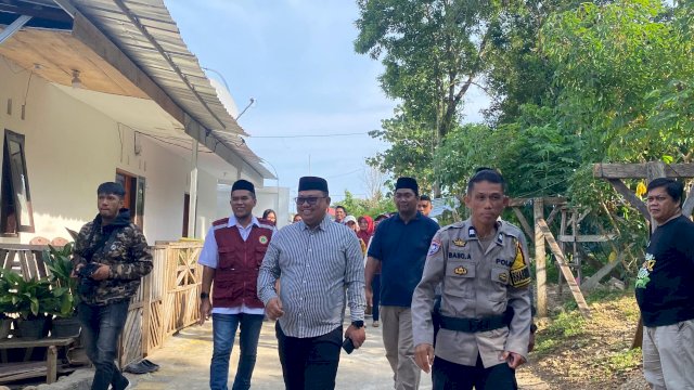 HUT ke-50 PPNI, Pj Wali Kota Palopo Serahkan 50 Bingkisan ke Warga