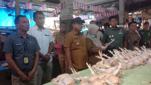 Pj. Wali Kota Palopo, Asrul Sani, SH, M.Si, melakukan pemantauan harga sejumlah bahan pokok makanan di pasar Pusat Niaga Palopo (PNP), pada Selasa (19/03/2024).