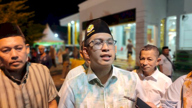 Caleg DPRD Sulsel Dapil II dari PPP, Salman Alfariz Karsa Sukardi melakukan syukuran dengan berbuka puasa bersama tim dan relawannya pada Pileg 2024, di Pelataran Masjid Al-Muamalah, BTP, Makassar, pada Selasa (19/3/2024).