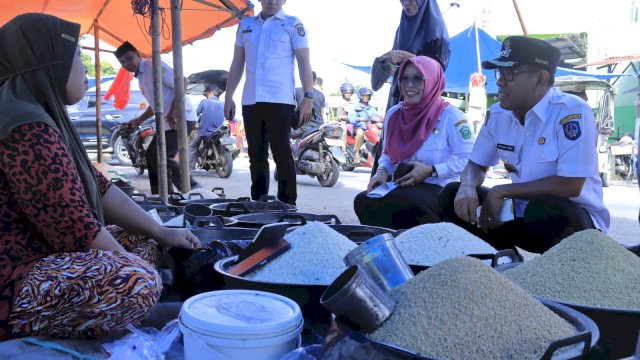 Pastikan Ketersediaan Bahan Pokok Ramadhan, Pj Bupati Takalar Lakukan Sidak Pasar