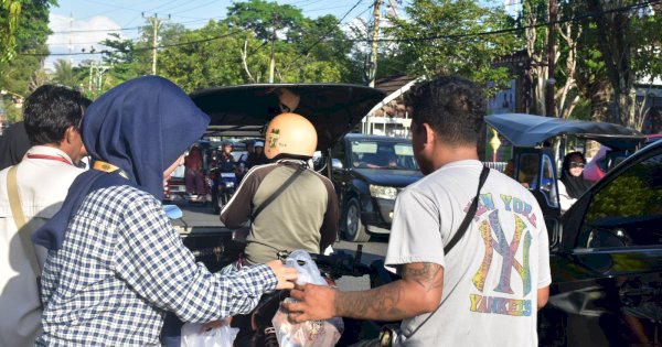 Inspektorat Provinsi Gorontalo Bagikan Takjil ke Pengguna Jalan