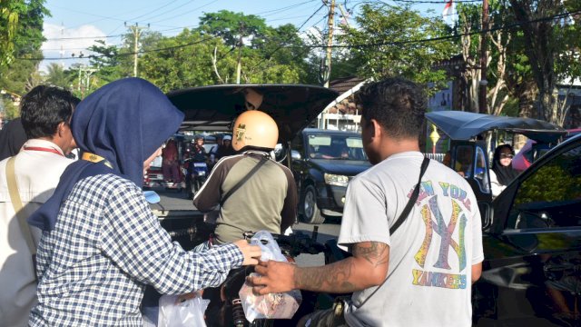 Inspektorat Provinsi Gorontalo Bagikan Takjil ke Pengguna Jalan