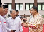 Pj Gubernur Sulsel Serahkan Zakat ASN Pemprov ke Baznas