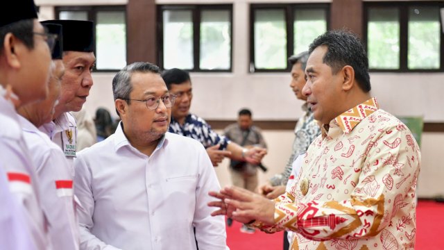 Pj Gubernur Sulsel Bahtiar Baharuddin melakukan penyerahan secara simbolik Zakat, Infak dan Shodaqoh ASN Pemerintah Provinsi Sulsel kepada Badan Amil Zakat Nasional (Baznas) Provinsi Sulsel, di Ruang Pola Kantor Gubernur Sulsel, Kamis (21/3/2024).