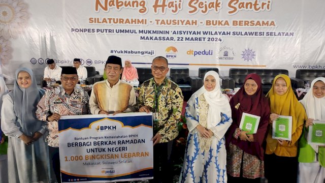 Anggota Badan Pelaksana BPKH Acep Riana Jayaprawira dalam silaturahmi, tausiah dan buka puasa bersama pada program berbagi berkah ramdhan untuk negeri 'Nabung Haji Untuk Santri di Pondok Pesantren Puteri Ummul Muminin ‘Aisyiyah, Jalan KH Abdul Jabbar Asyiri Makassar, Sulawesi Selatan, Jumat (22/32024).