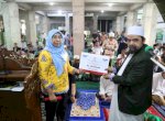 Plt Kadiskominfo Ismawaty Nur Serahkan Bantuan Hibah 100 Juta ke Masjid Ihyatul Jamaah