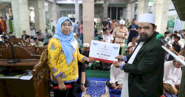 Plt Kadiskominfo Ismawaty Nur Serahkan Bantuan Hibah 100 Juta ke Masjid Ihyatul Jamaah