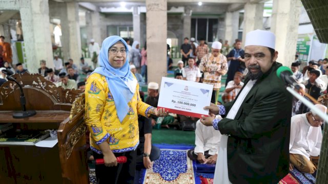 Plt Kepala Dinas Komunikasi dan Informatika (Diskominfo) Kota Makassar, Ismawaty Nur, telah menyerahkan bantuan hibah Pemerintah Kota (Pemkot) Makassar tahun 2024 sebesar 100 juta rupiah kepada Masjid Ihyatul Jamaah belokasi di Lorong 1 Kelurahan Lembo.