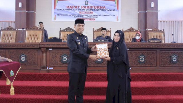 Sekda Takalar Wakili Pj Bupati Serahkan LKPJ Tahun 2023 Pada Rapat Paripurna DPRD 