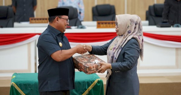 Diterima Ketua DPRD Palopo, Asrul Sani Serahkan LKPj Wali Kota Tahun Anggaran 2023 