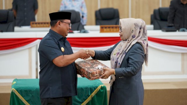 Diterima Ketua DPRD Palopo, Asrul Sani Serahkan LKPj Wali Kota Tahun Anggaran 2023 