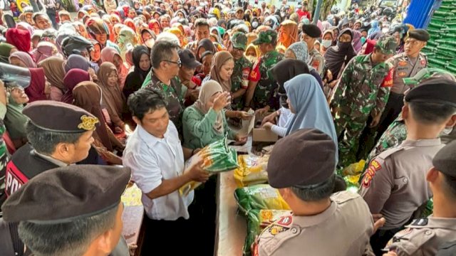 10 Ton Beras Diturunkan Pemda Lutra Pada Gerakan Pangan Murah